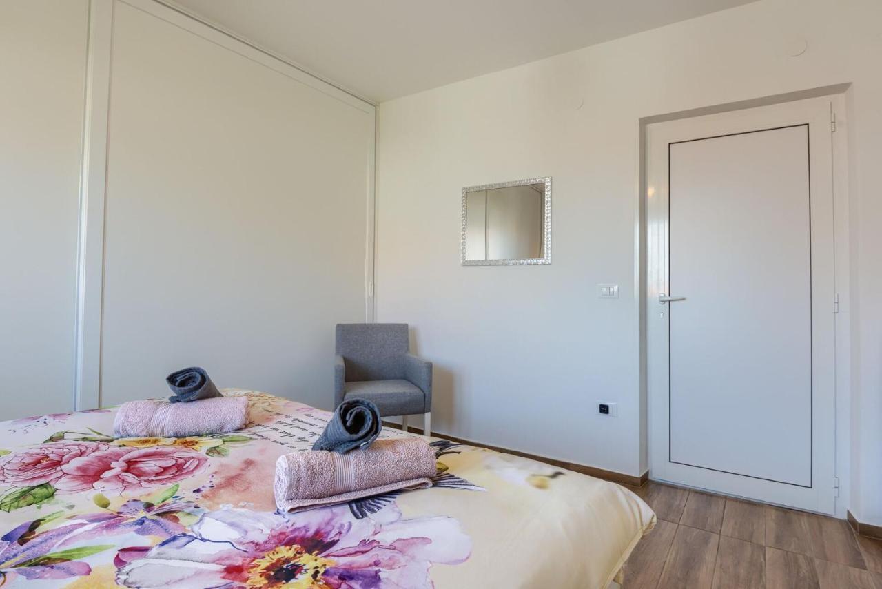Esther Apartment Pula Exterior photo